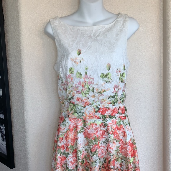 GABBY SKYE retro floral lace dress, sleeveless, white base Back zip. 12 - Picture 4 of 17